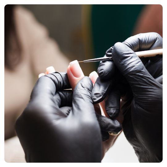 Kvinde får lavet negle i neglesalonen